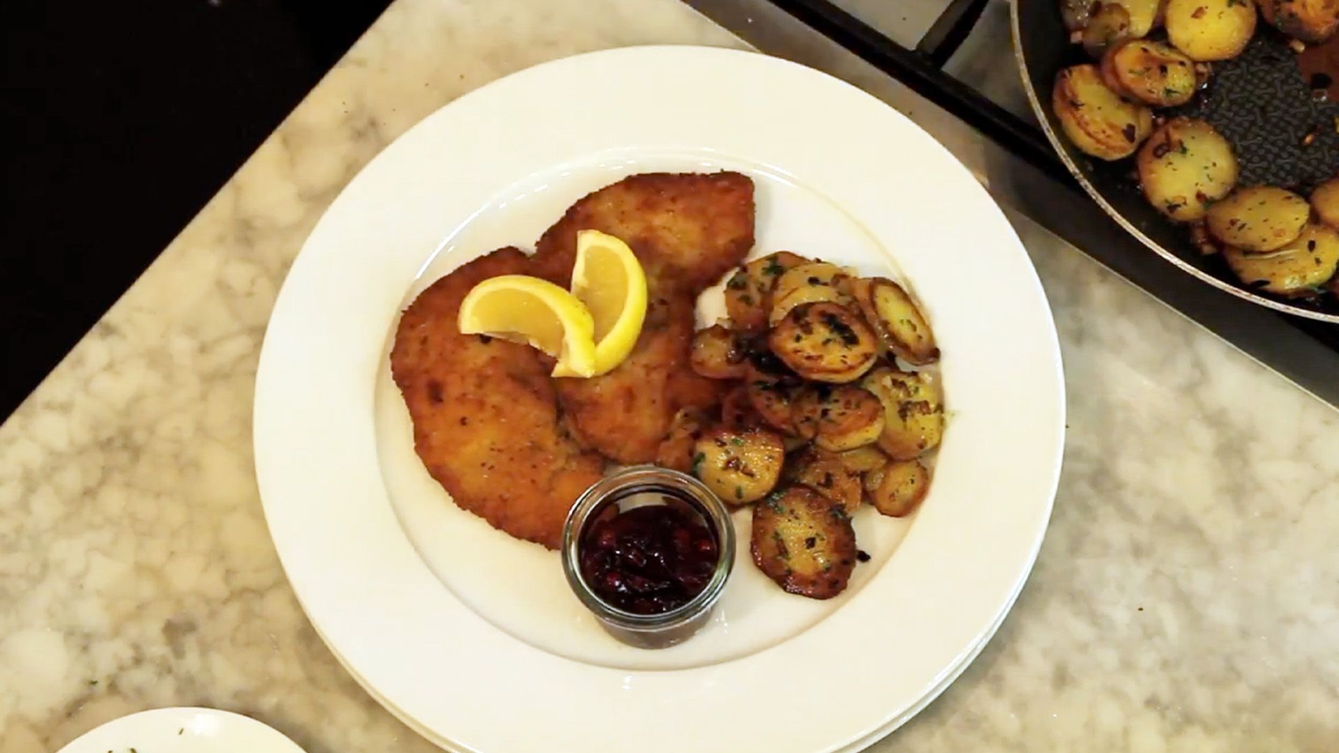 Klassisches Wiener Schnitzel mit Bratkartoffeln
