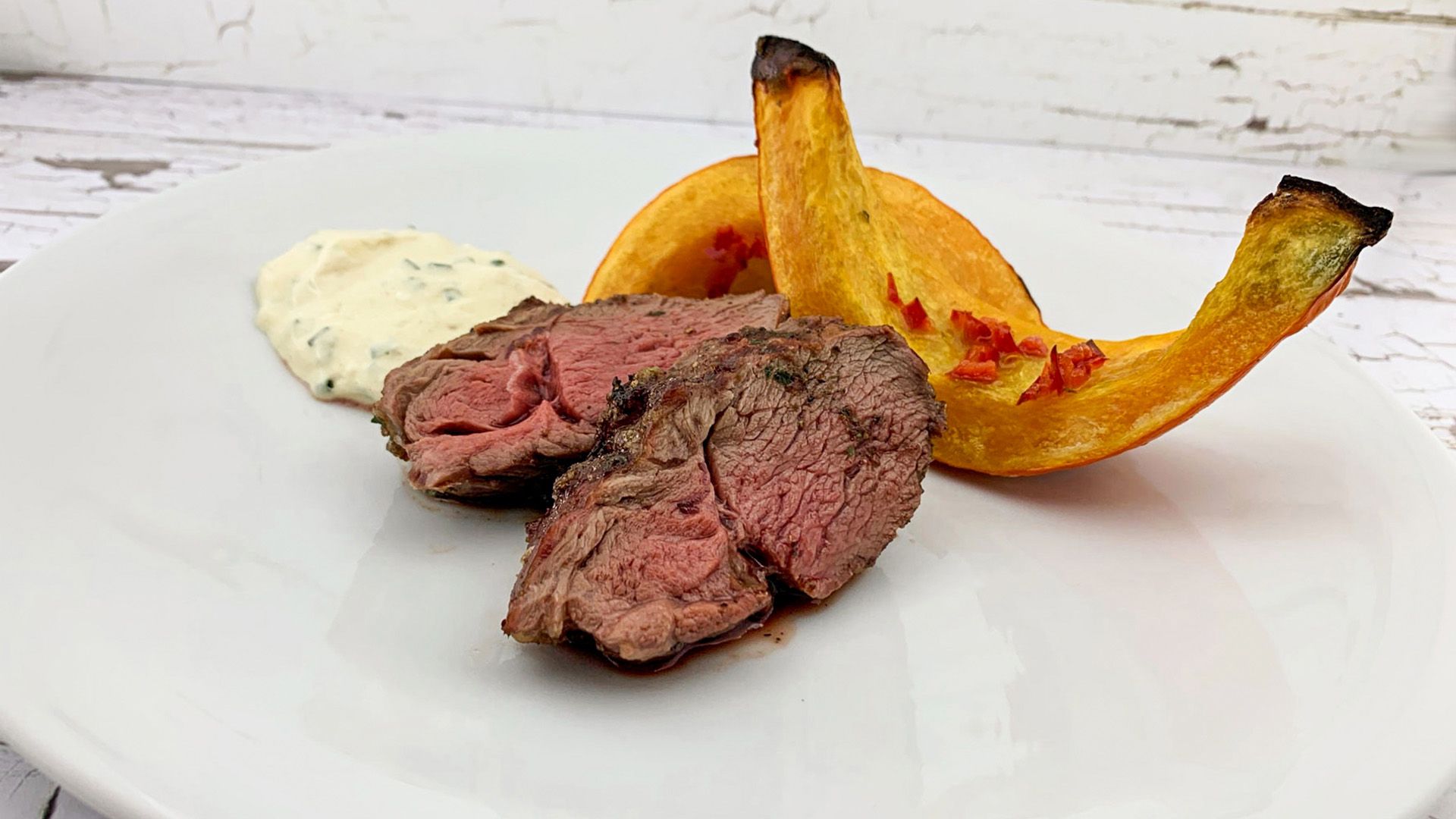 Gegrillte Hirschsteaks mit Chilikürbis und Dijonrahm