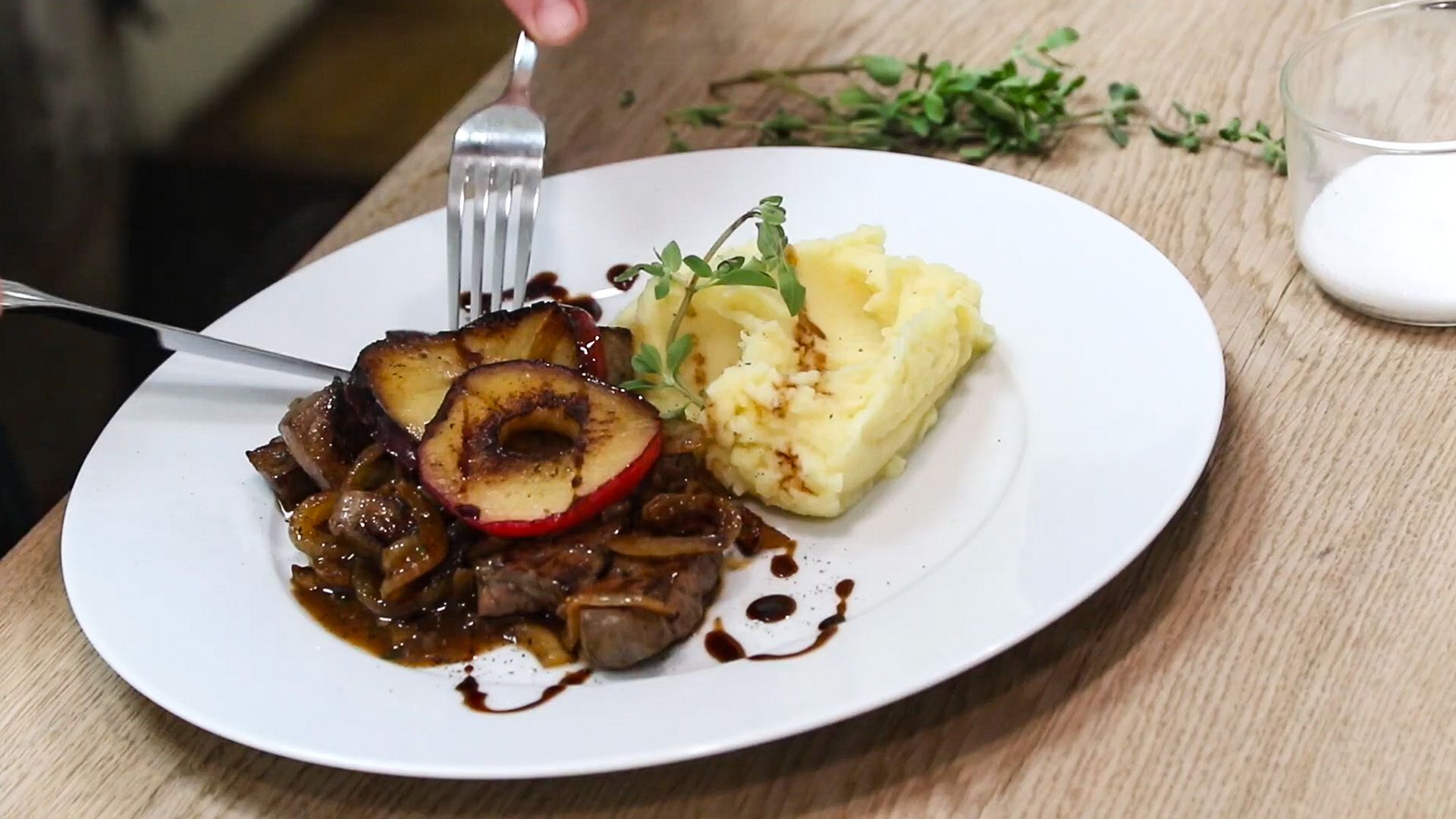 Gebratene Leber Berliner Art mit Apfel und Kartoffelpüree
