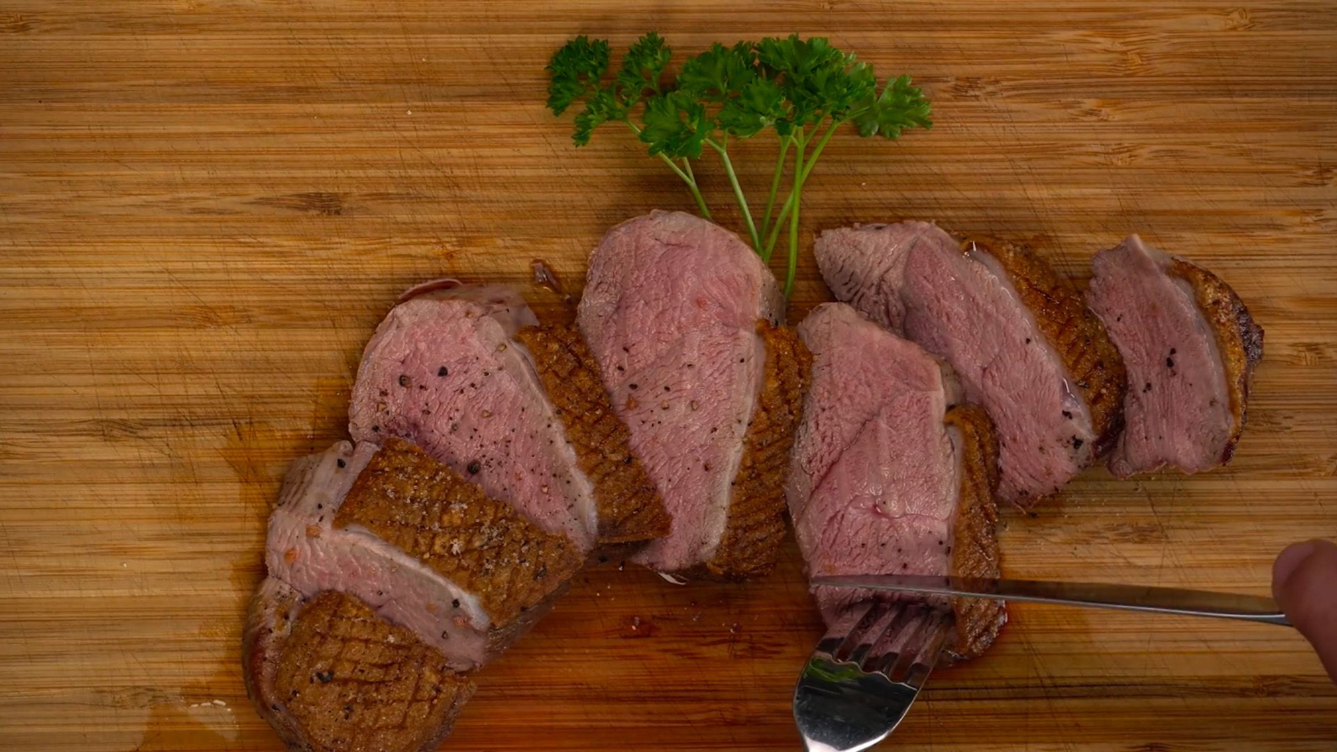 Die perfekt rosa gebratene Entenbrust