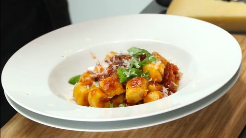 Letitcook, auch du kannst kochen Letitcook, auch du kannst kochen - Staffel 3 Folge 10: Kartoffel Gnocchi mit herzhafter Tomatensauce und Chorizo