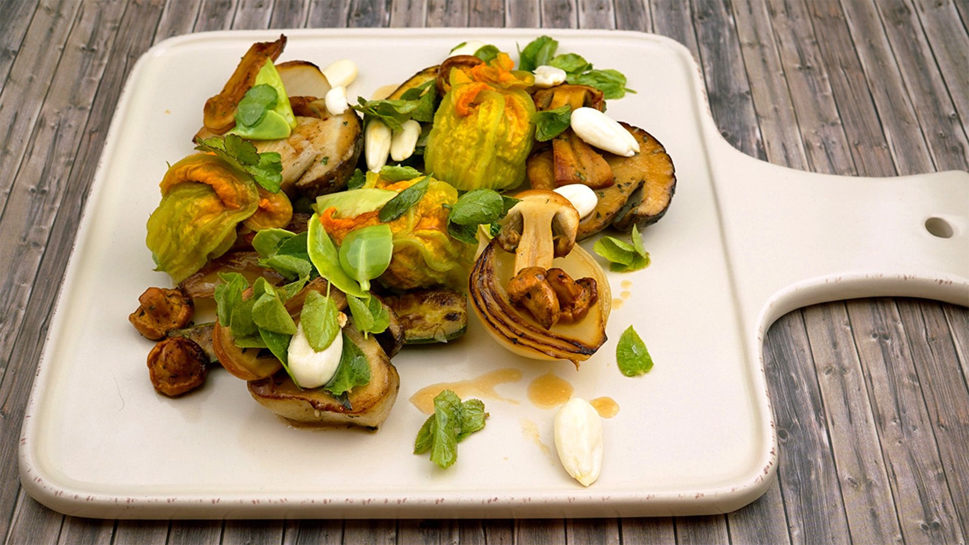 Zucchiniblüten mit Waldpilzen und Getreide