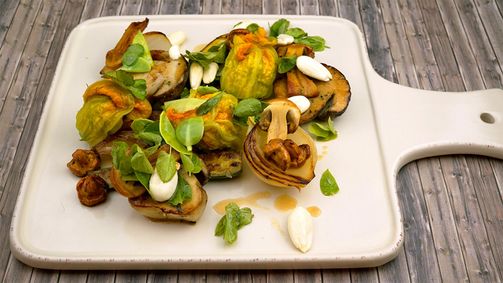 Mein wunderbarer Kochsalon Mein wunderbarer Kochsalon - Staffel 1 Folge 18: Zucchiniblüten mit Waldpilzen und Getreide