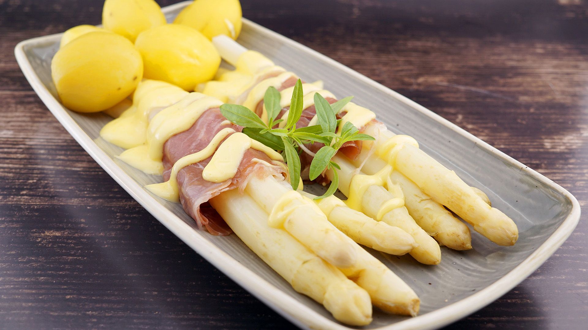 Sauce Hollandaise mit weißem Spargel