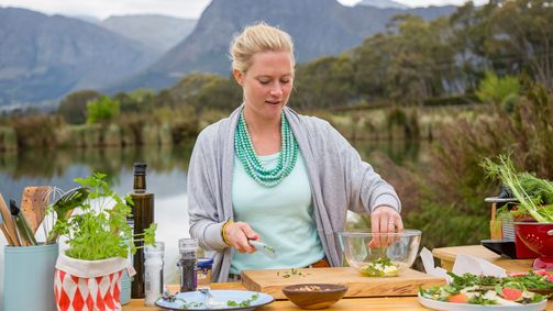 Sarah Grahams Food Safari Sarah Grahams Food Safari - Staffel 1 Folge 16: Straußenburger und Forelle auf der Fischfarm