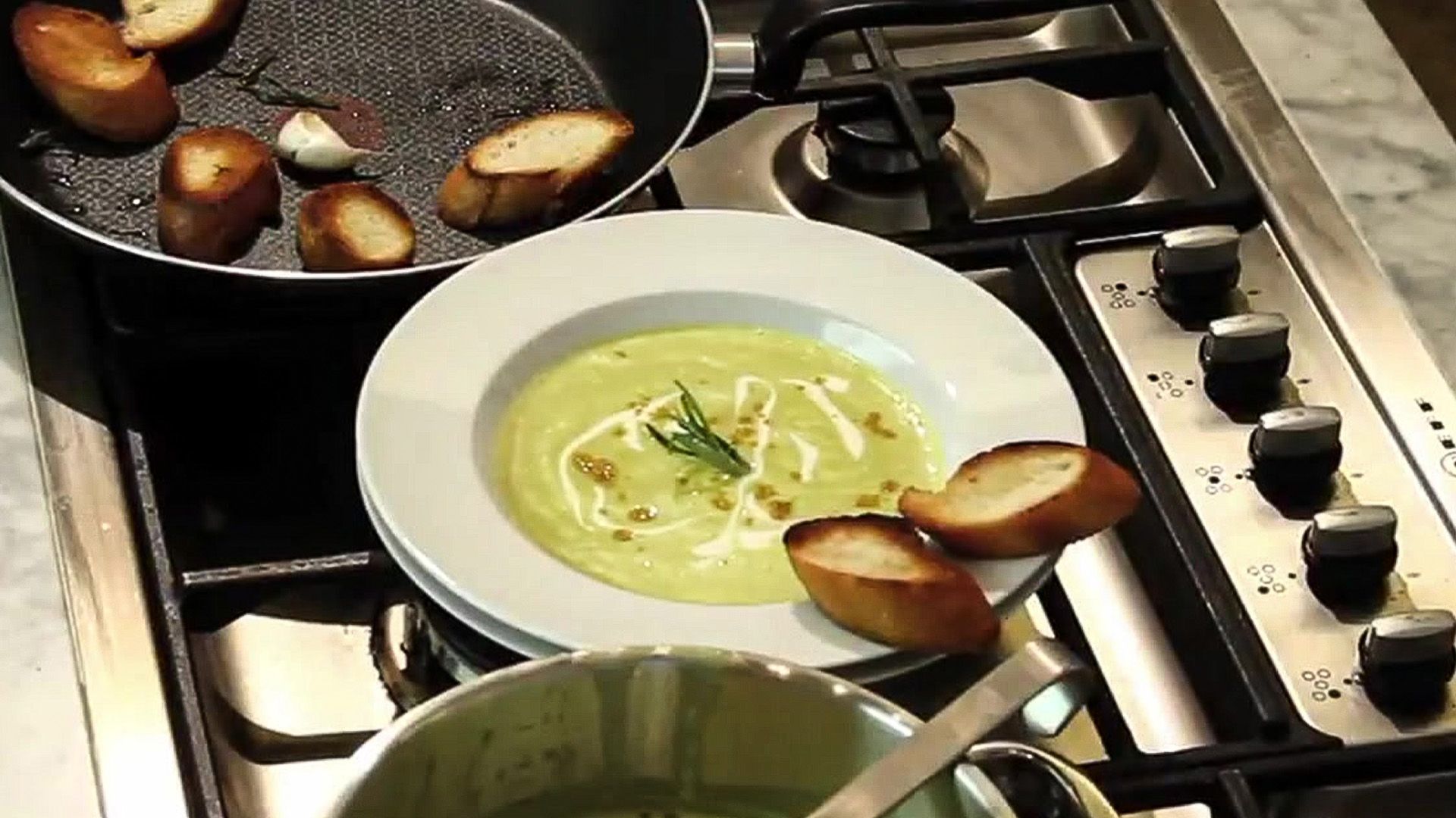 Zucchini-Curry-Cremesuppe - einfach und lecker