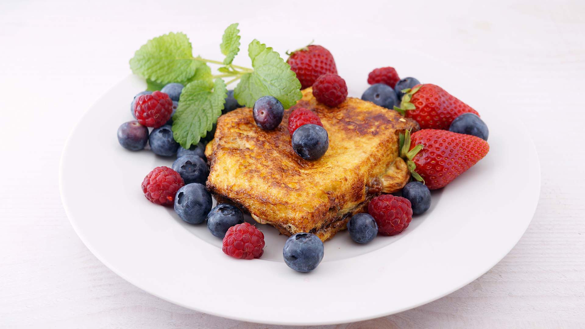 French Toast mit Sommerbeeren