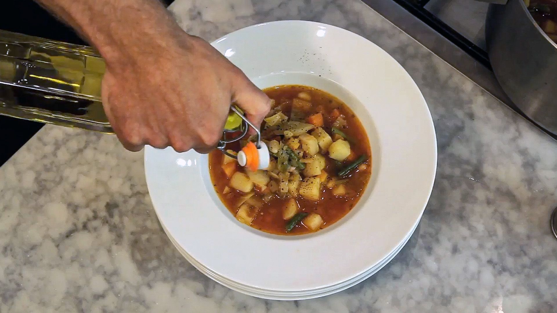 Minestrone, wahnsinnig leckere Italienische Gemüsesuppe mit Parmesan