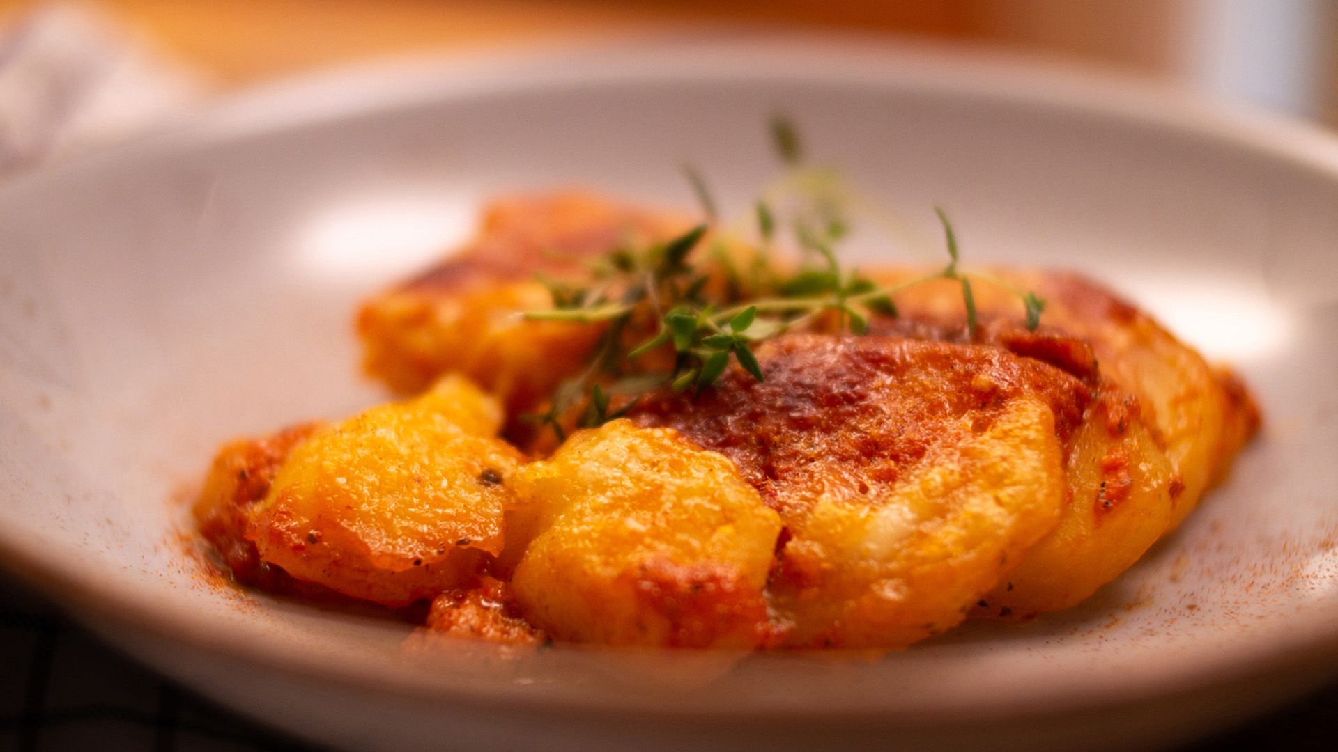 Kartoffelauflauf mit gerösteter Paprikasauce