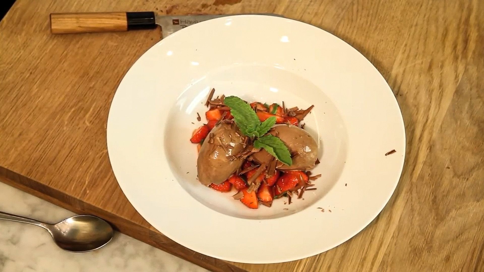 Mousse au Chocolat mit Erdbeeren