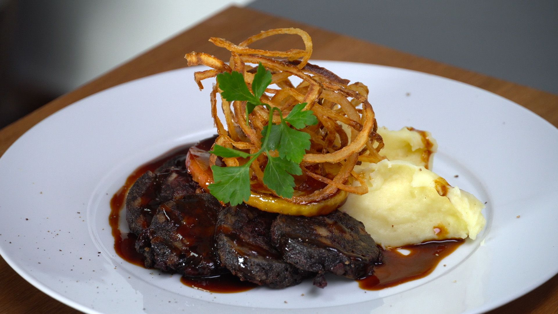 Blutwurstgröstl mit Äpfeln und Röstzwiebeln, einfach ein Traum