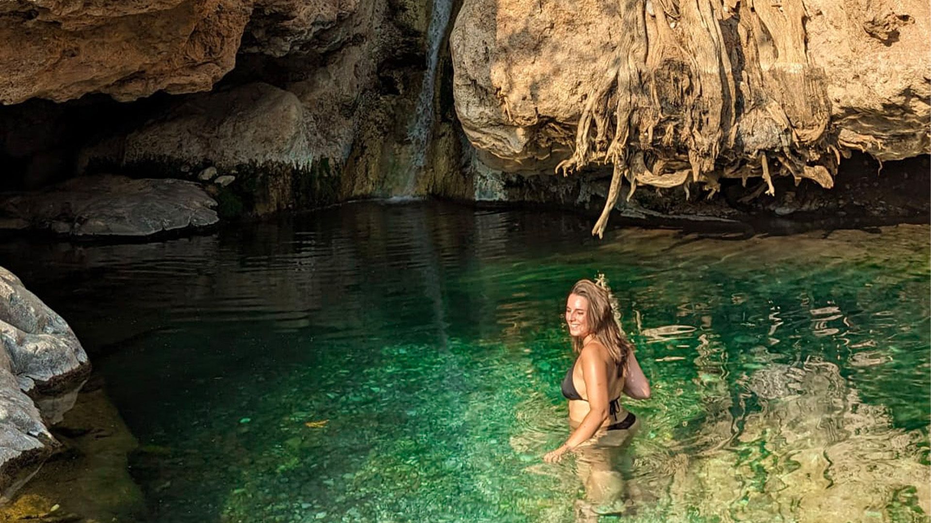 Baden unter dem Ongongo Wasserfall