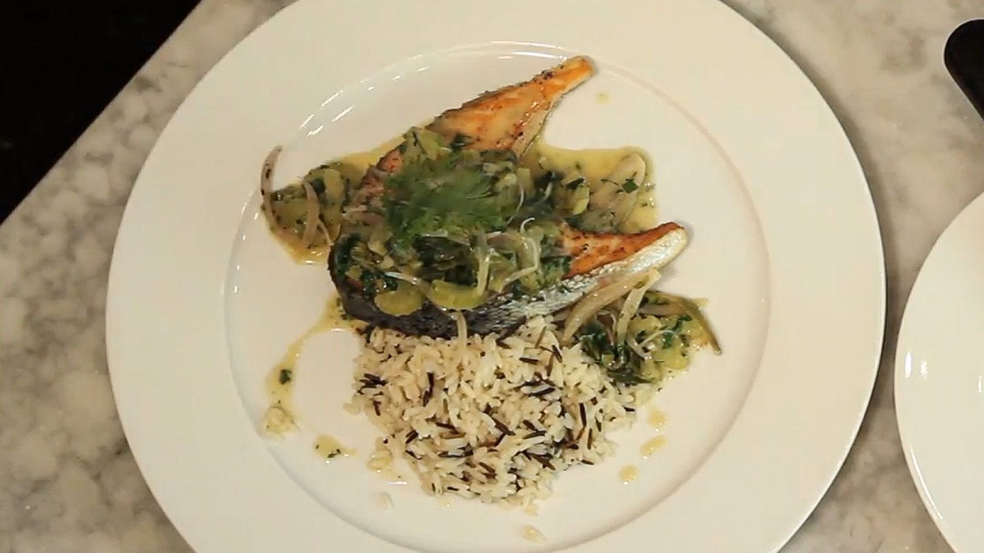 Gebratene Lachskoteletts mit Lauchgemüse und Wildreis