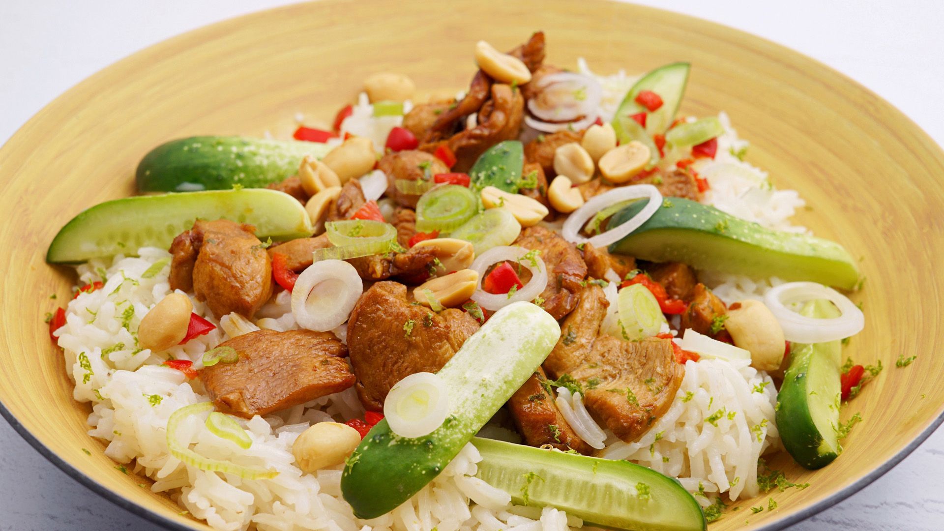 Kokos-Reis-Salat mit gebratenem Huhn