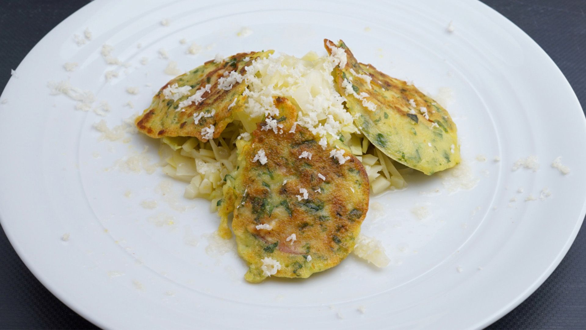 Wurstkrapferl mit warmem Weißkrautsalat