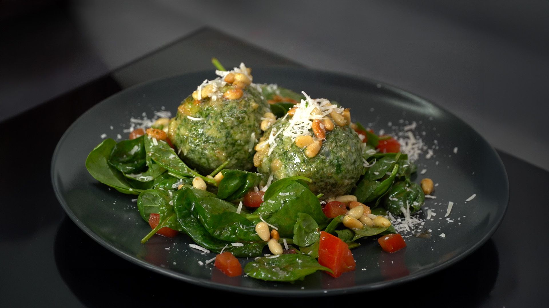 Feine Spinatknödel mit Pinienkern-Butter und Spinatsalat