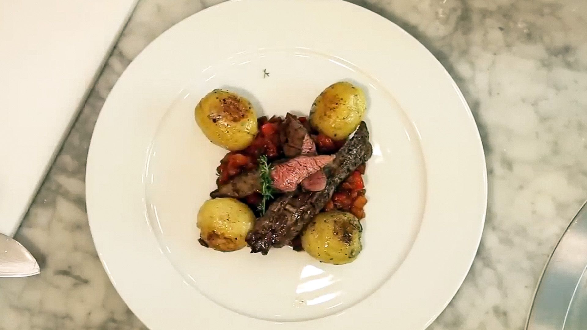 Lammfilet auf Ratatouille mit Thymiankartoffeln