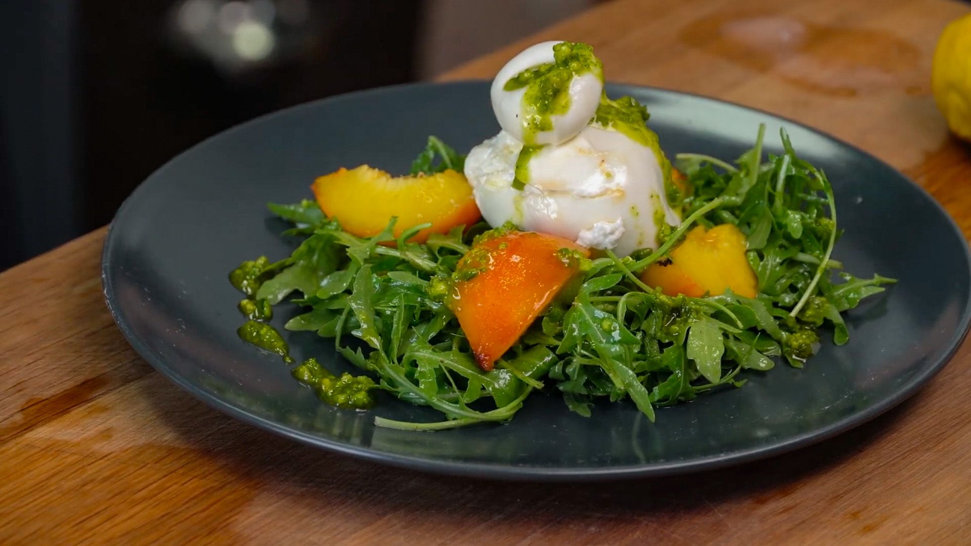 Burrata mit Pistazienpesto auf gegrilltem Pfirsich mit Rucola