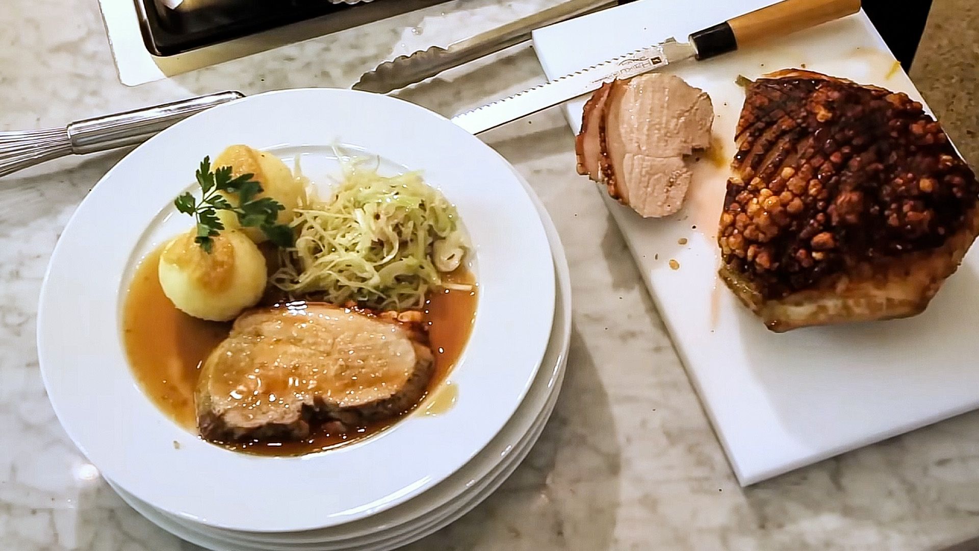 Schweinebraten mit Kartoffelknödel und Speckkraut-Salat