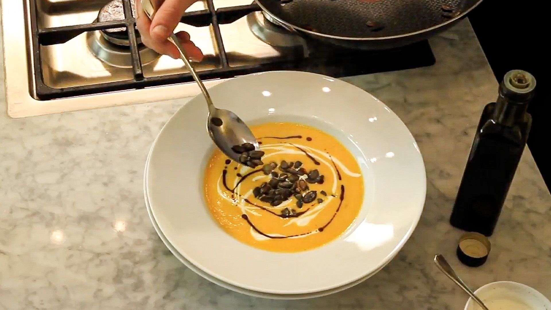 Herbstliche Kürbissuppe mit Kürbiskernöl