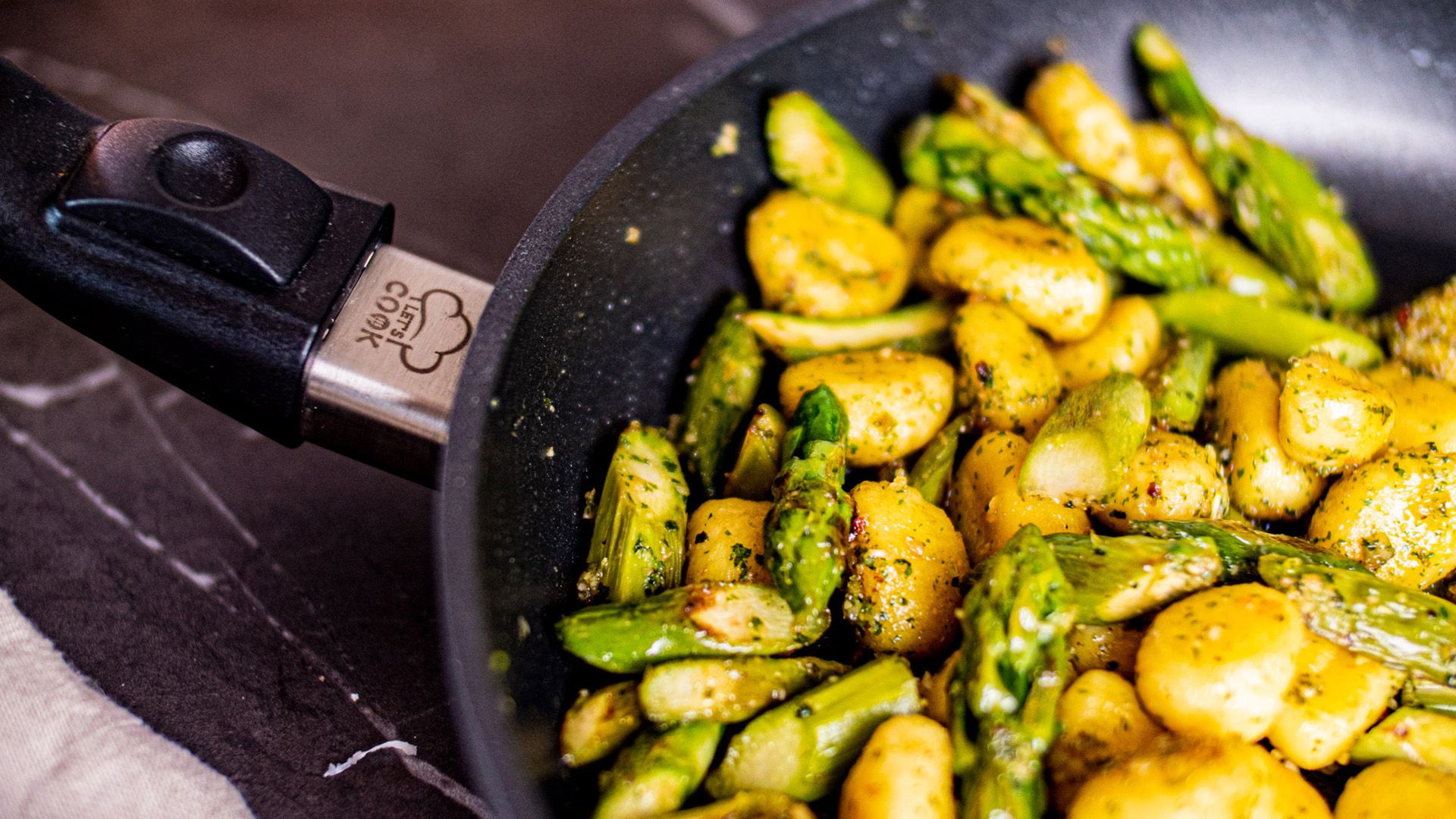 15-Min Rezept: Gnocchi mit Pesto & Spargel