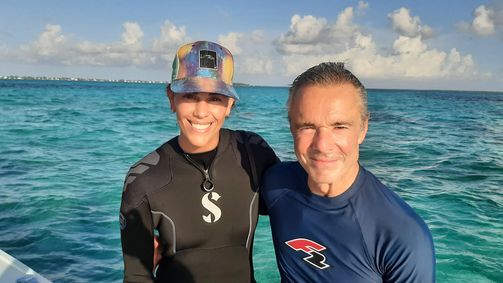 VIP Trip - Prominente auf Reisen 6 VIP Trip - Prominente auf Reisen 6 - Staffel 1 Folge 8: Cayman Islands mit Hannes Jaenicke
