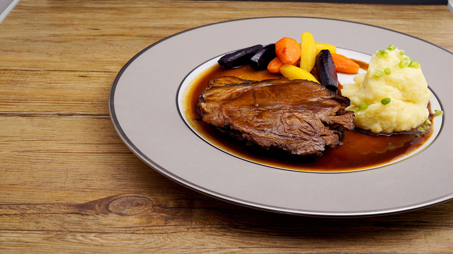 Geschmortes Schulterscherzel