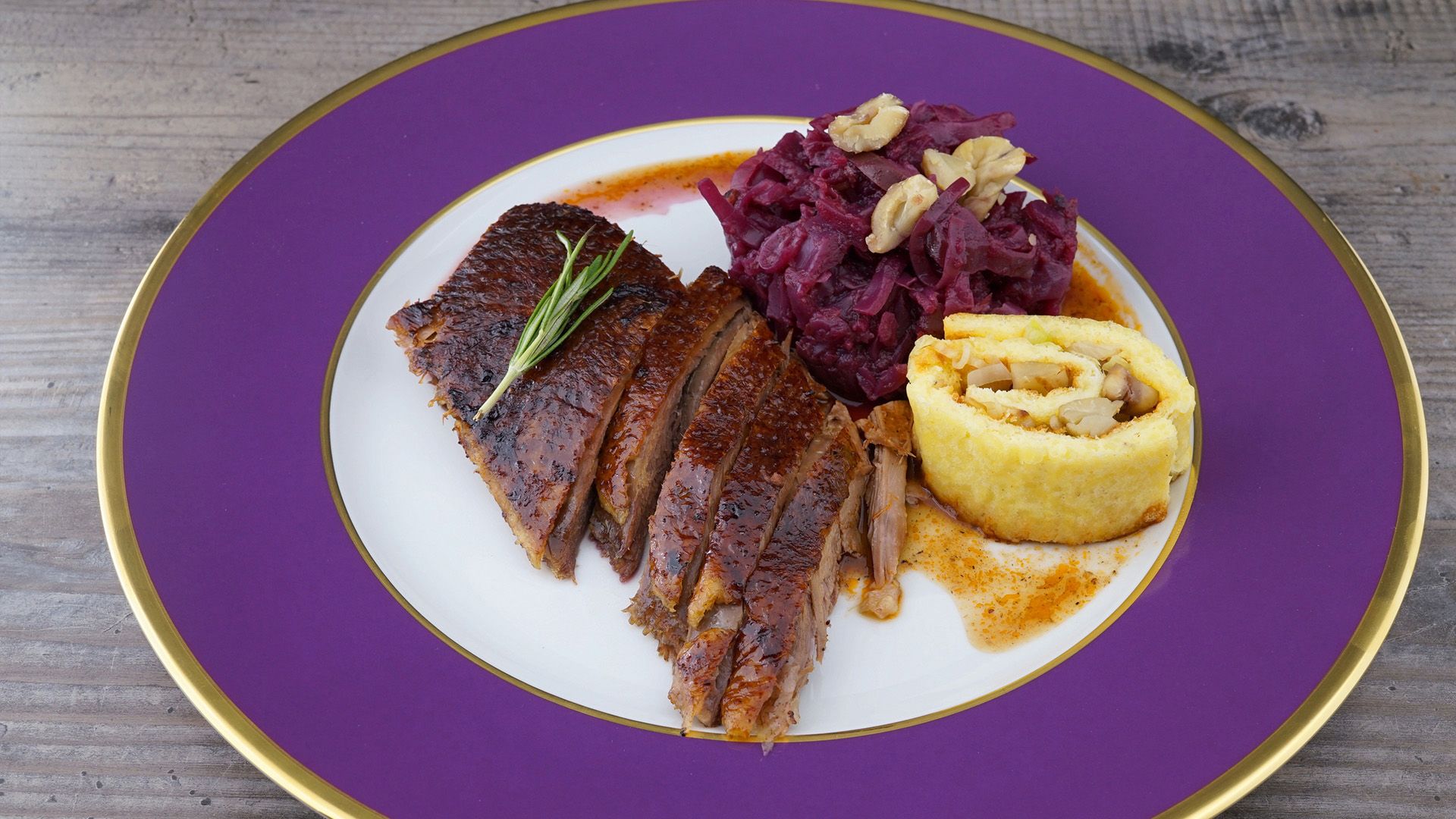 Martinigansl mit Apfelrotkraut und gefülltem Erdäpfelbiskuit