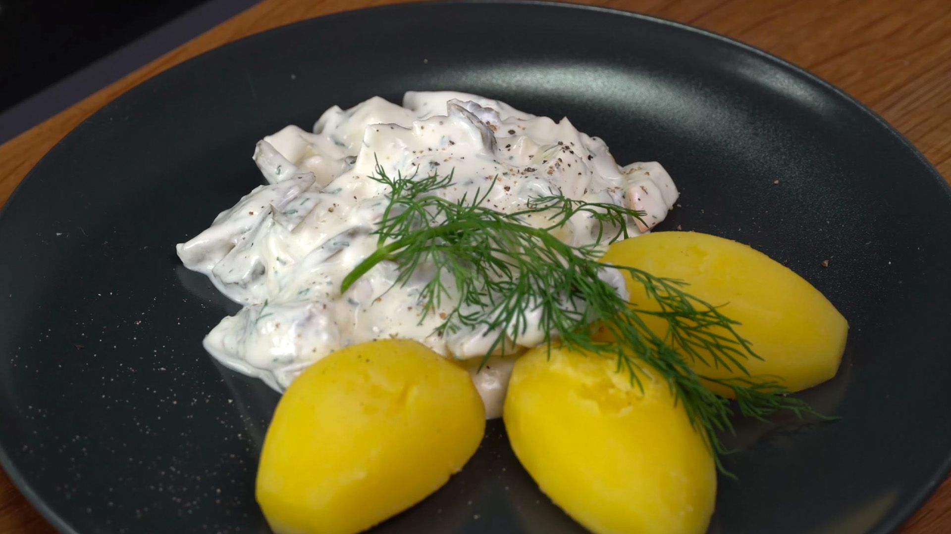 Selbstgemachter Sahnehering. Perfektes Kater-Essen