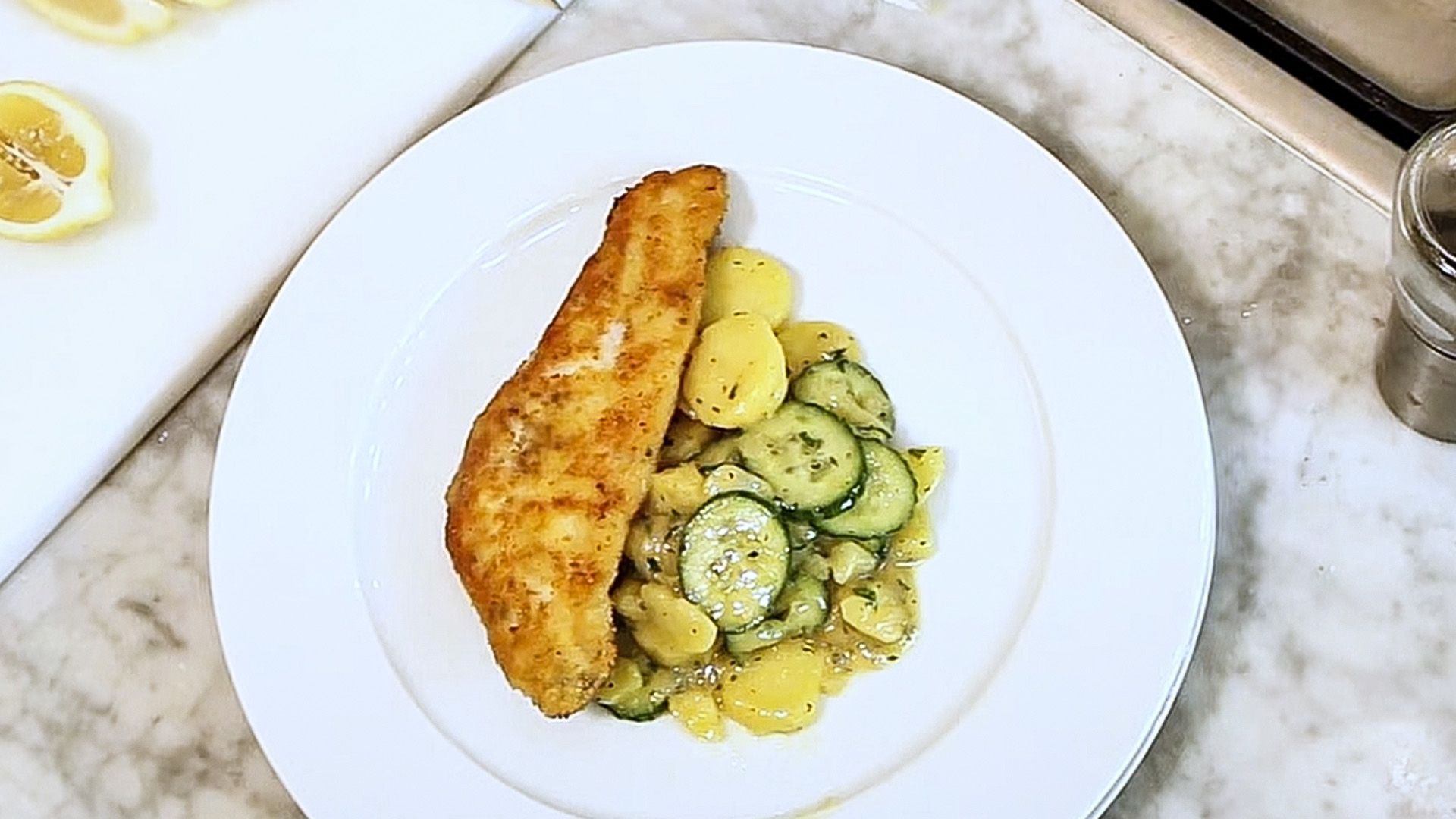 Gebackener Rotbarsch mit Sauce Remoulade und Kartoffel-Gurkensalat