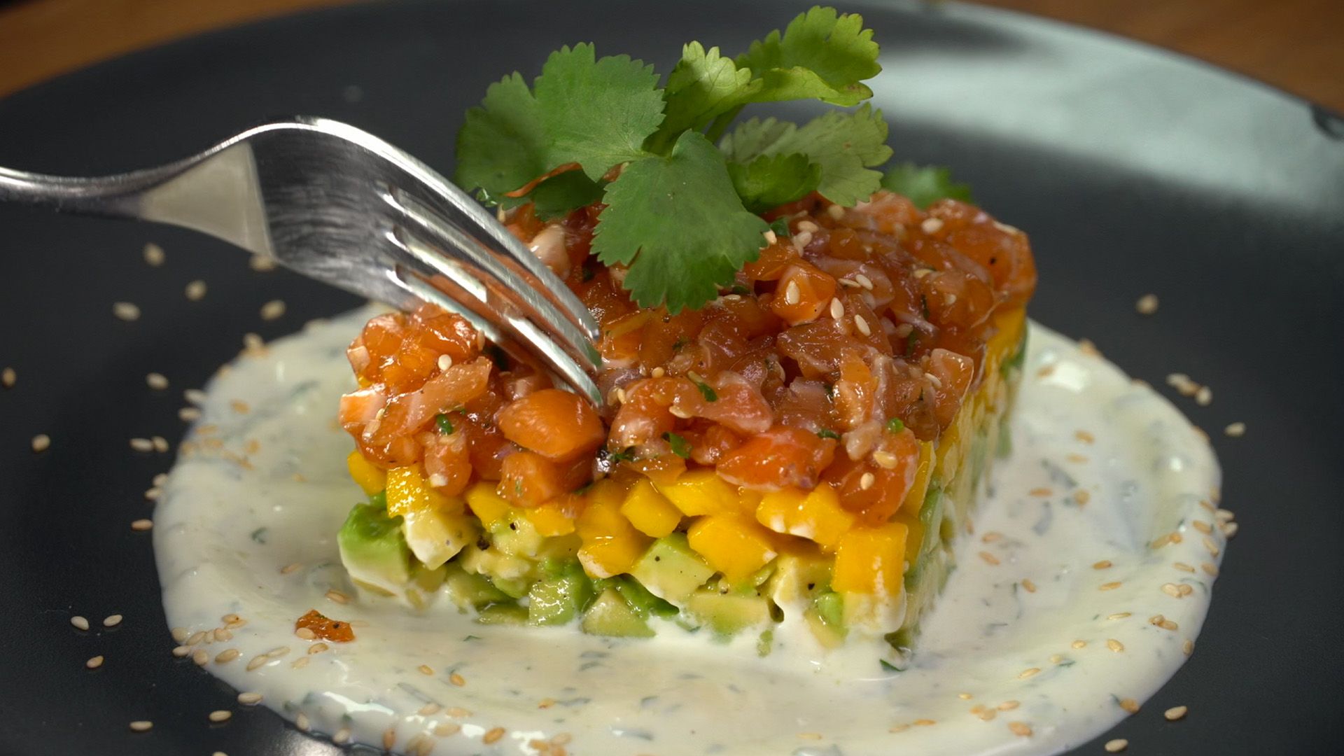 Lachstartar mit Avocado und Mango