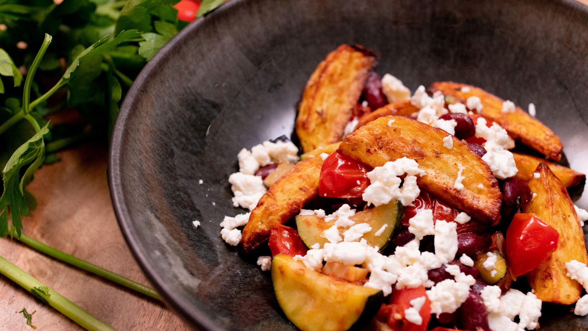 Gemüsepfanne mit Kartoffelspalten und Feta Käse