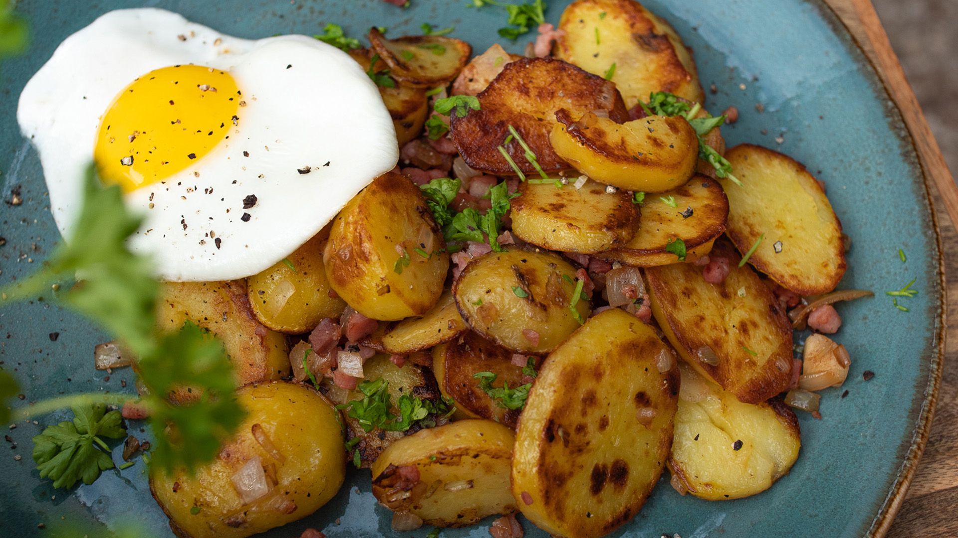 Das Geheimnis knuspriger Bratkartoffeln mit Speck und Zwiebeln