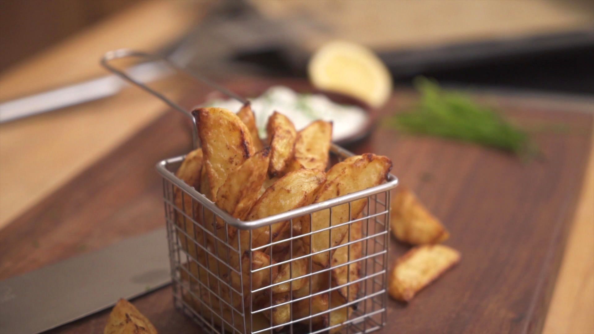 Knusprige Kartoffel Wedges + Sour Cream selber machen!