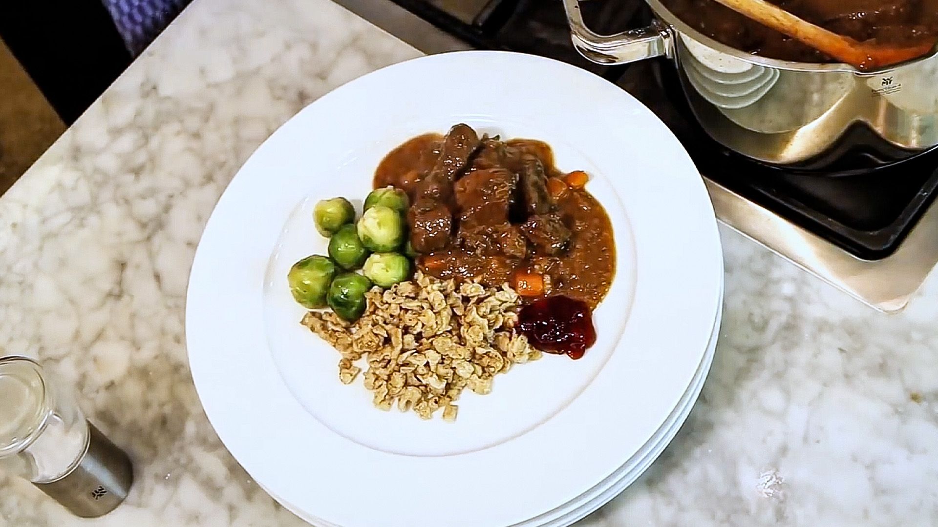 Hirschgulasch mit Rosenkohl und Haselnussspätzle - immer ein Gedicht