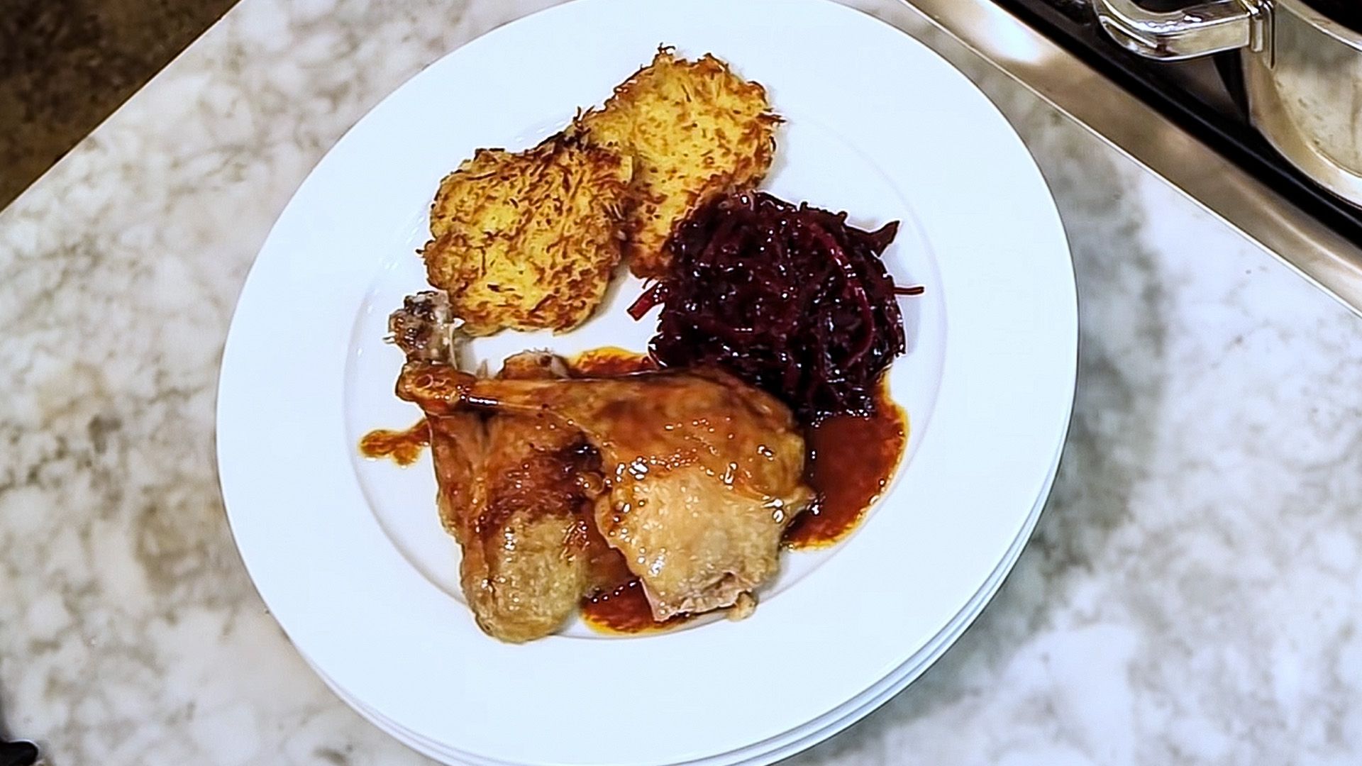 Knusprig gebratene Ente mit Rotkraut und Kartoffelpuffer
