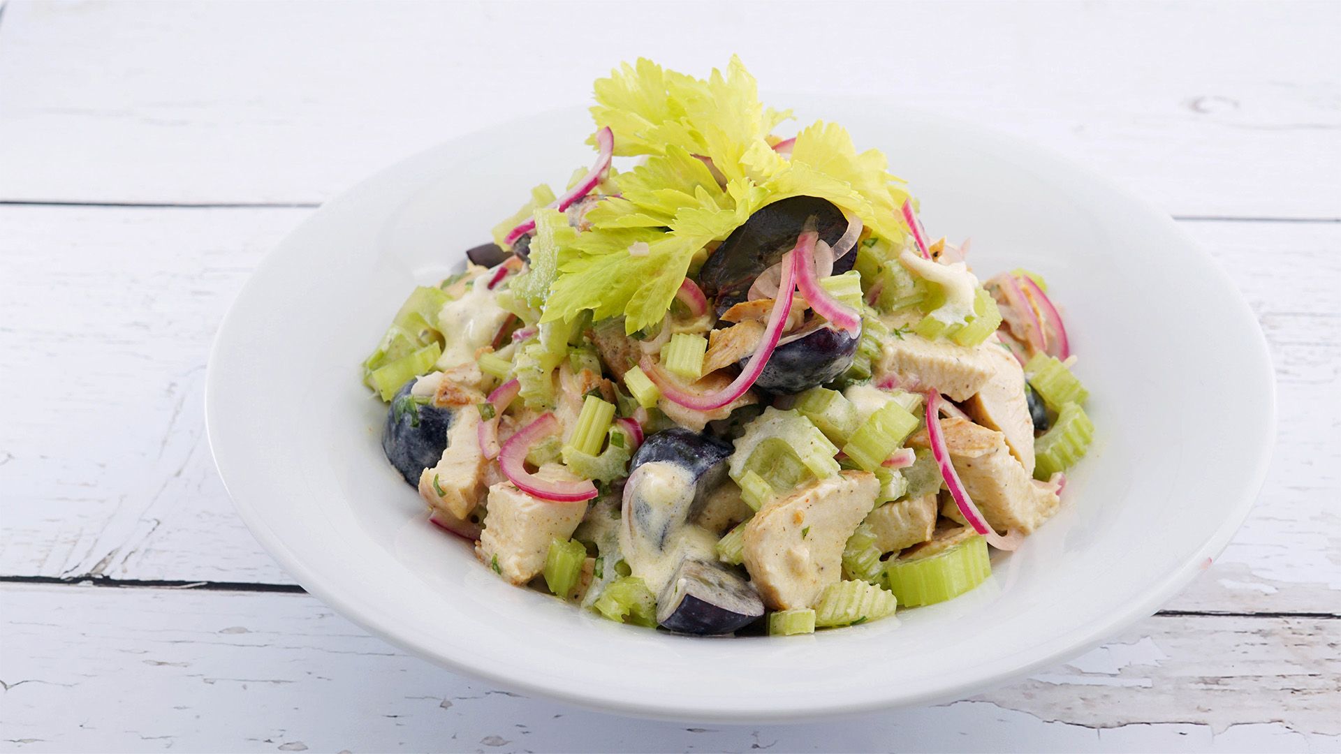 Salat mit Hühnerbrust, Sellerie und eingelegten Weintrauben