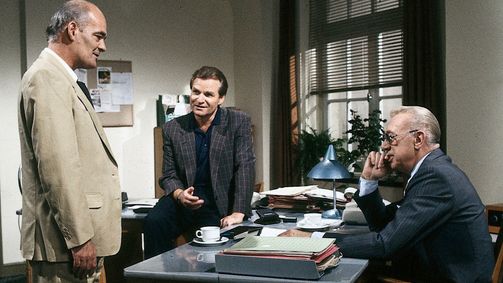 Derrick Derrick, Staffel 14 Folge 10: Das Lächeln des Doktor Bloch