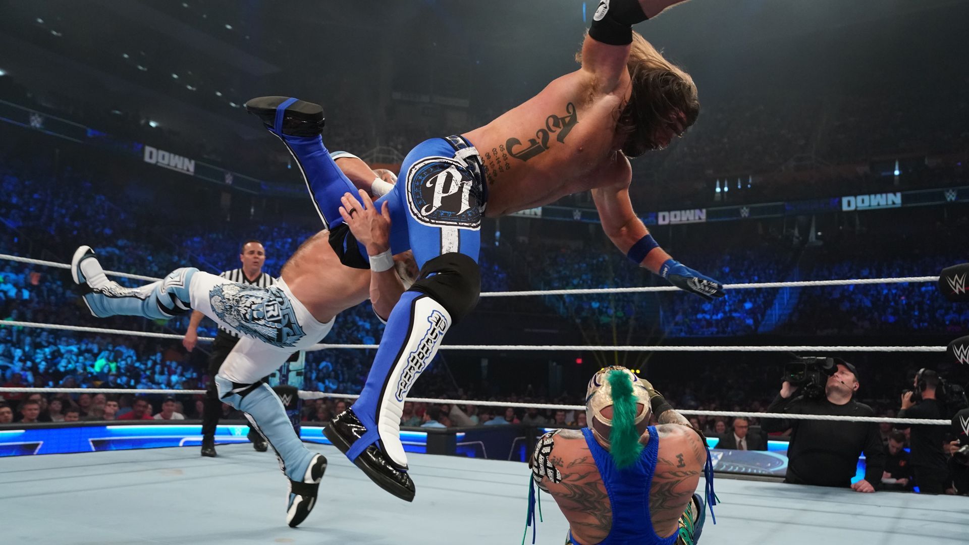 Dreifaches Chaos: Edge vs. AJ Styles vs. Rey Mysterio