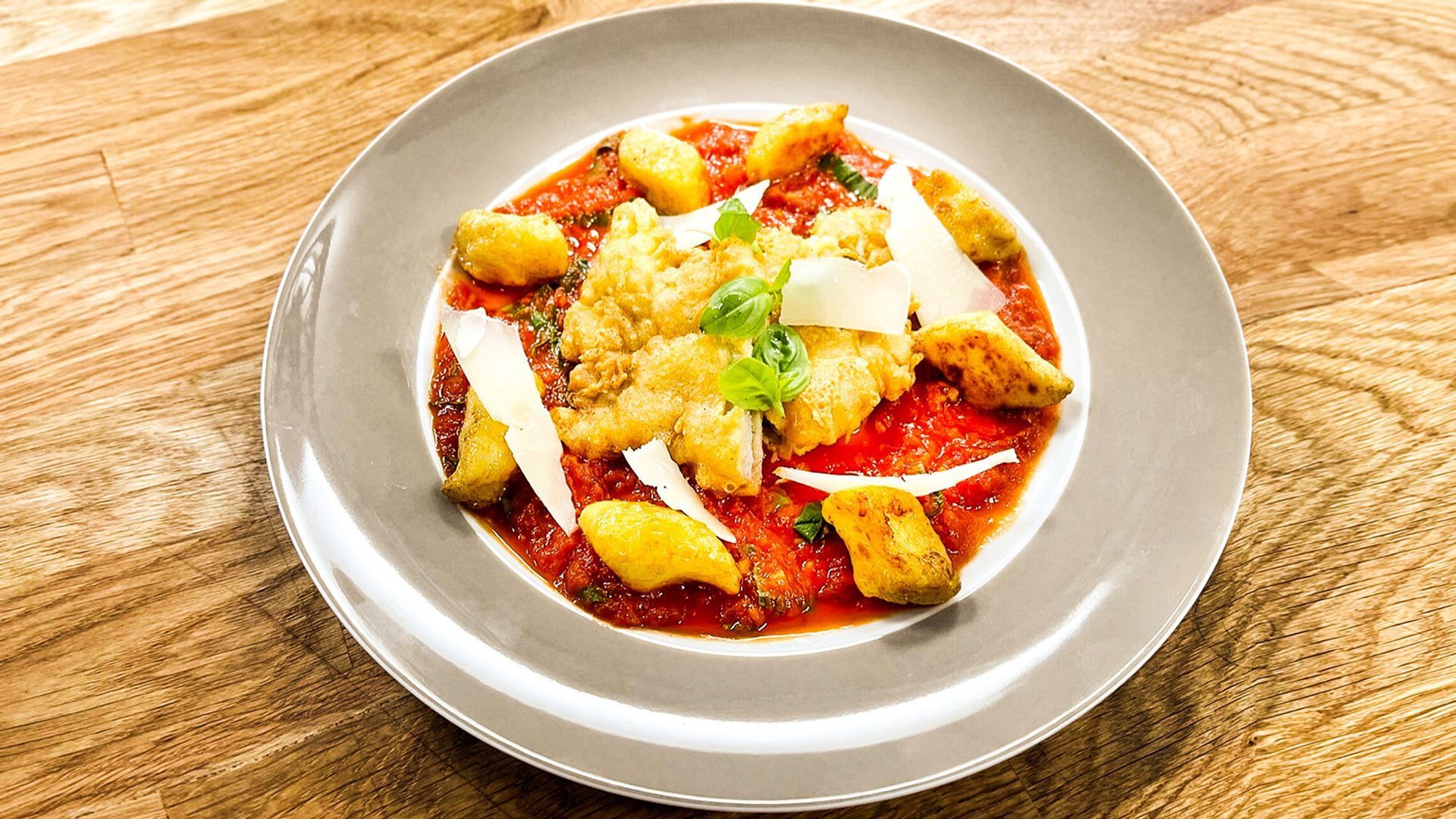 Mailänder Schnitzel mit Tomatensauce