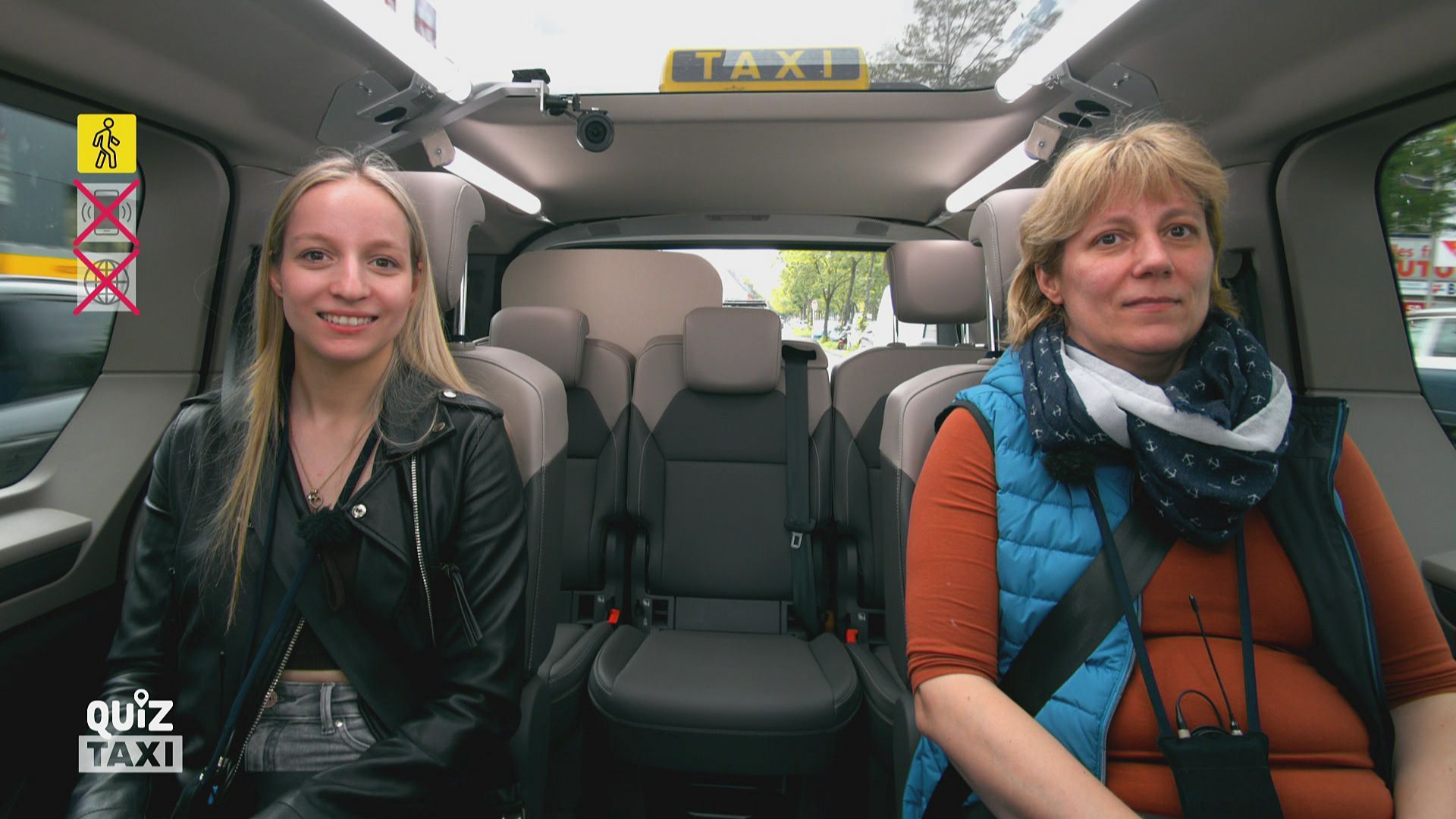 Mutter und Tochter fahren hart am Limit im Quiz Taxi