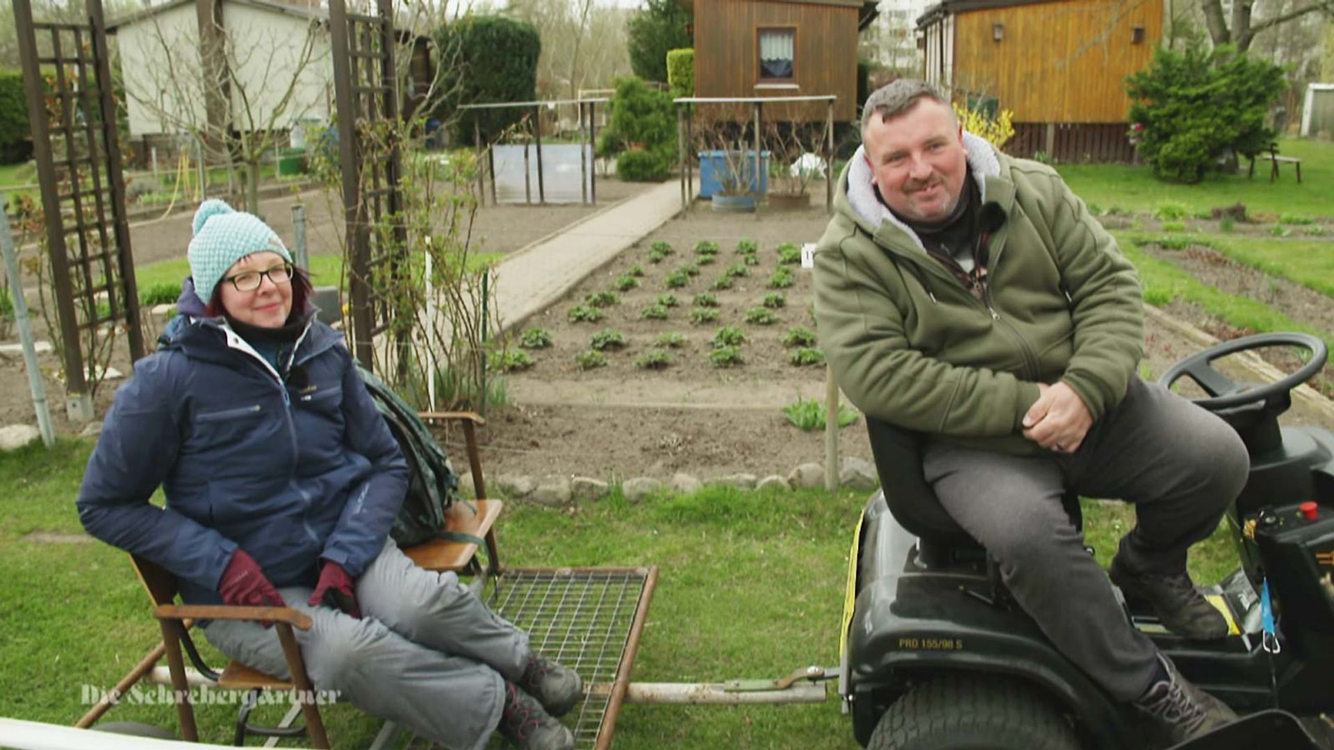 Sheriff und Finanzchefin auf Garten-Inspektion
