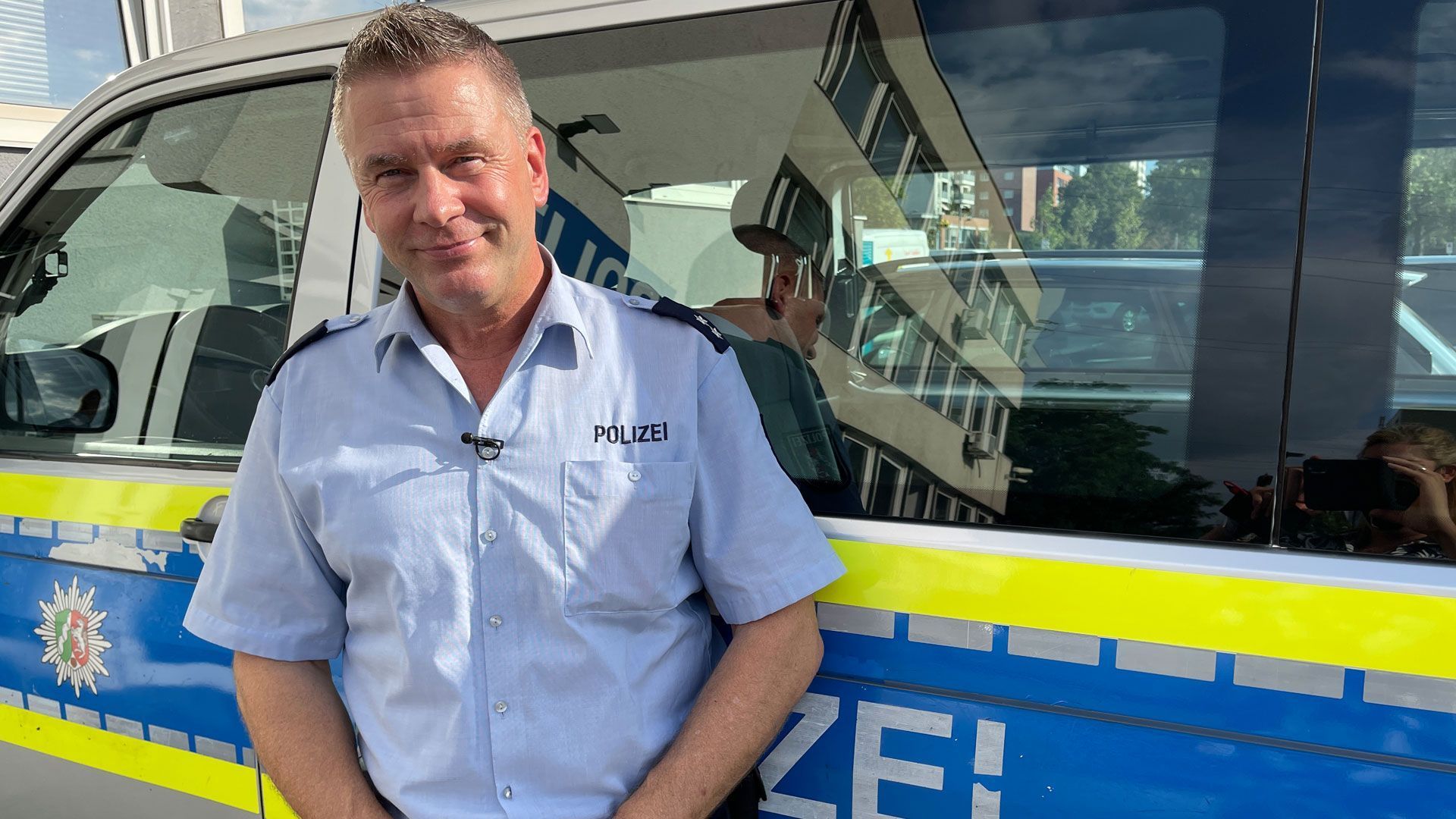 Streifenwagen verschwindet vor Wache