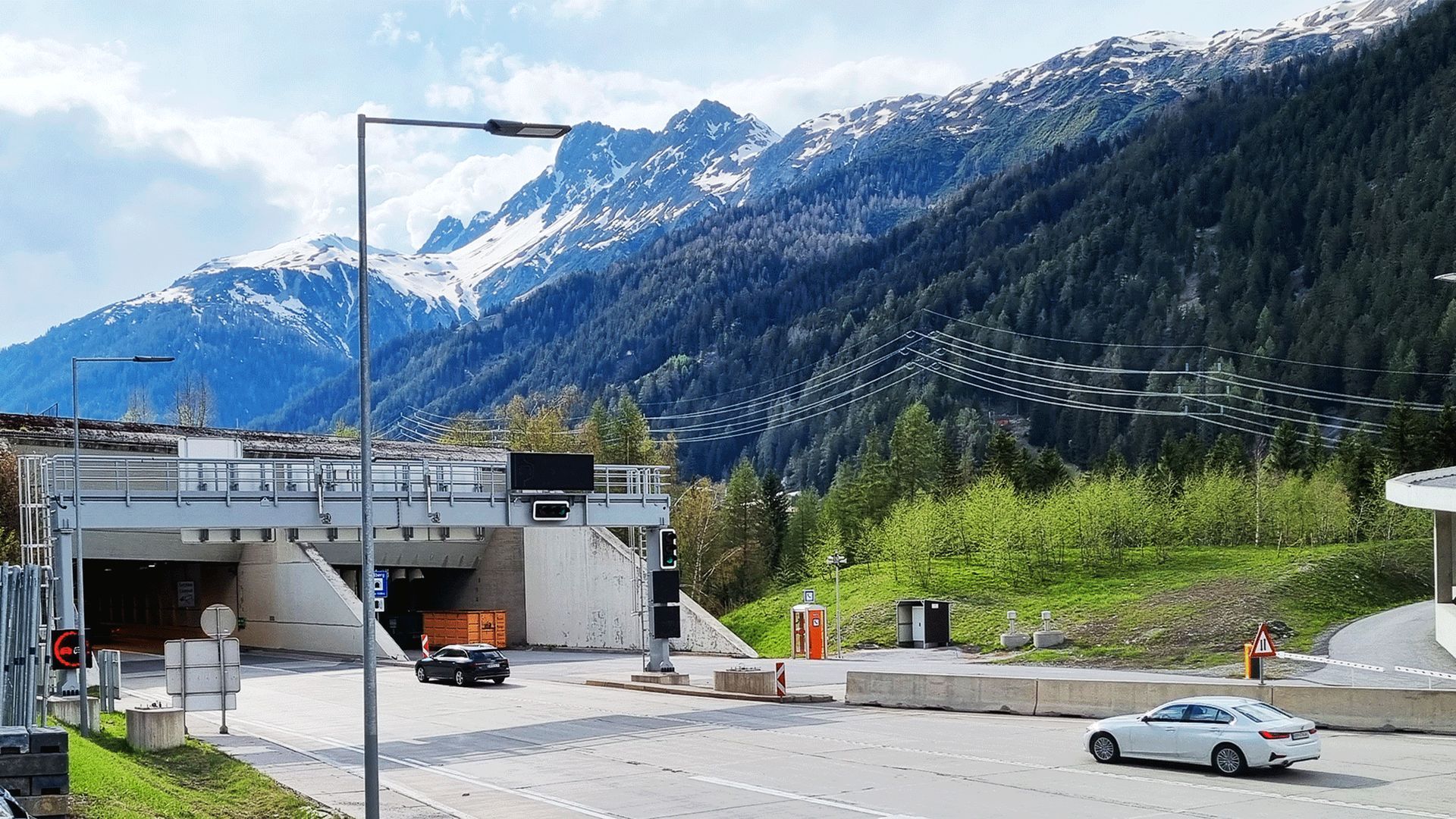 Ganz schön eng! - Reinigung des längsten Tunnels Österreichs