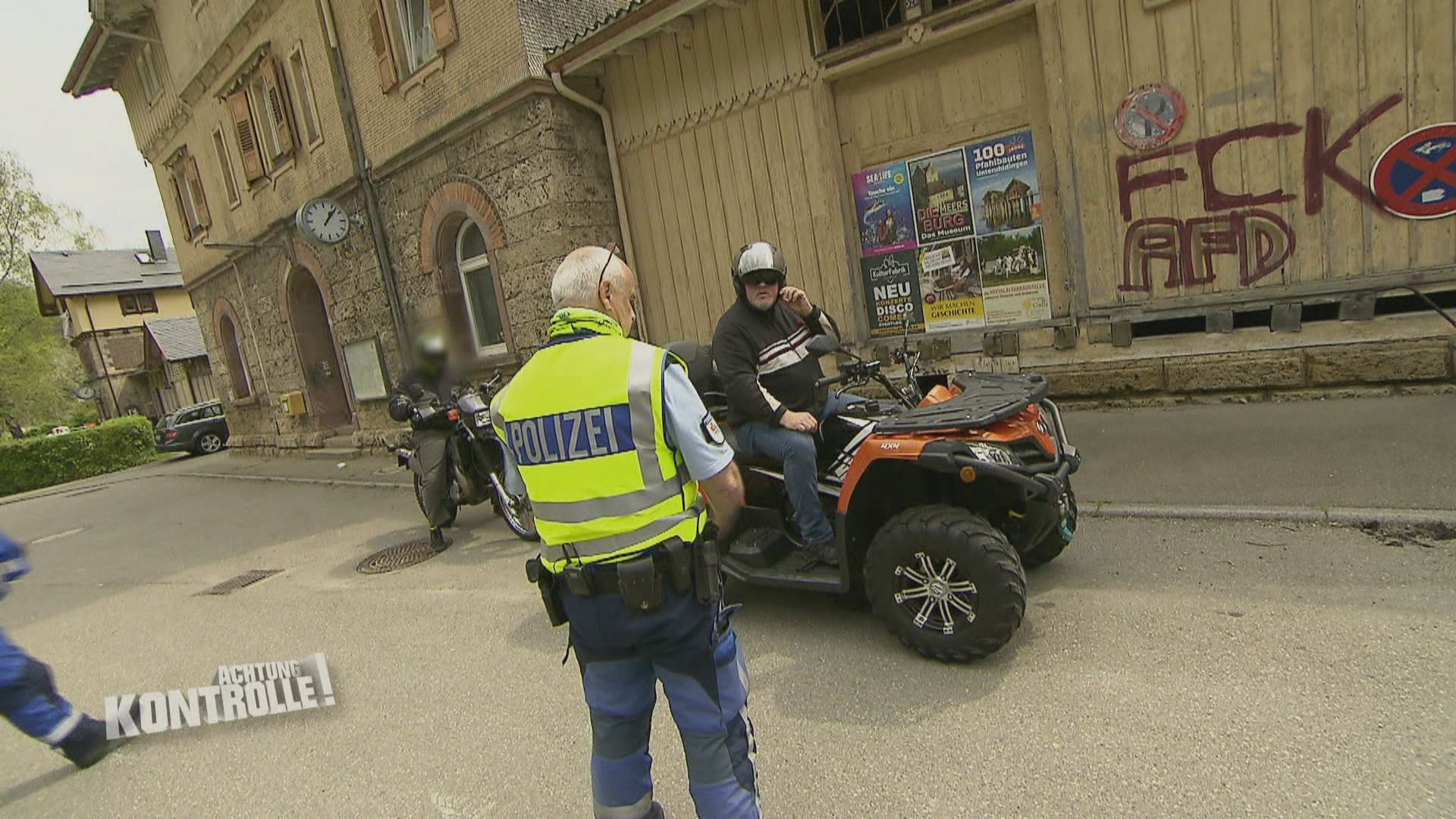 Thema u. a.: Kein Kennzeichen - Motorradkontrolle