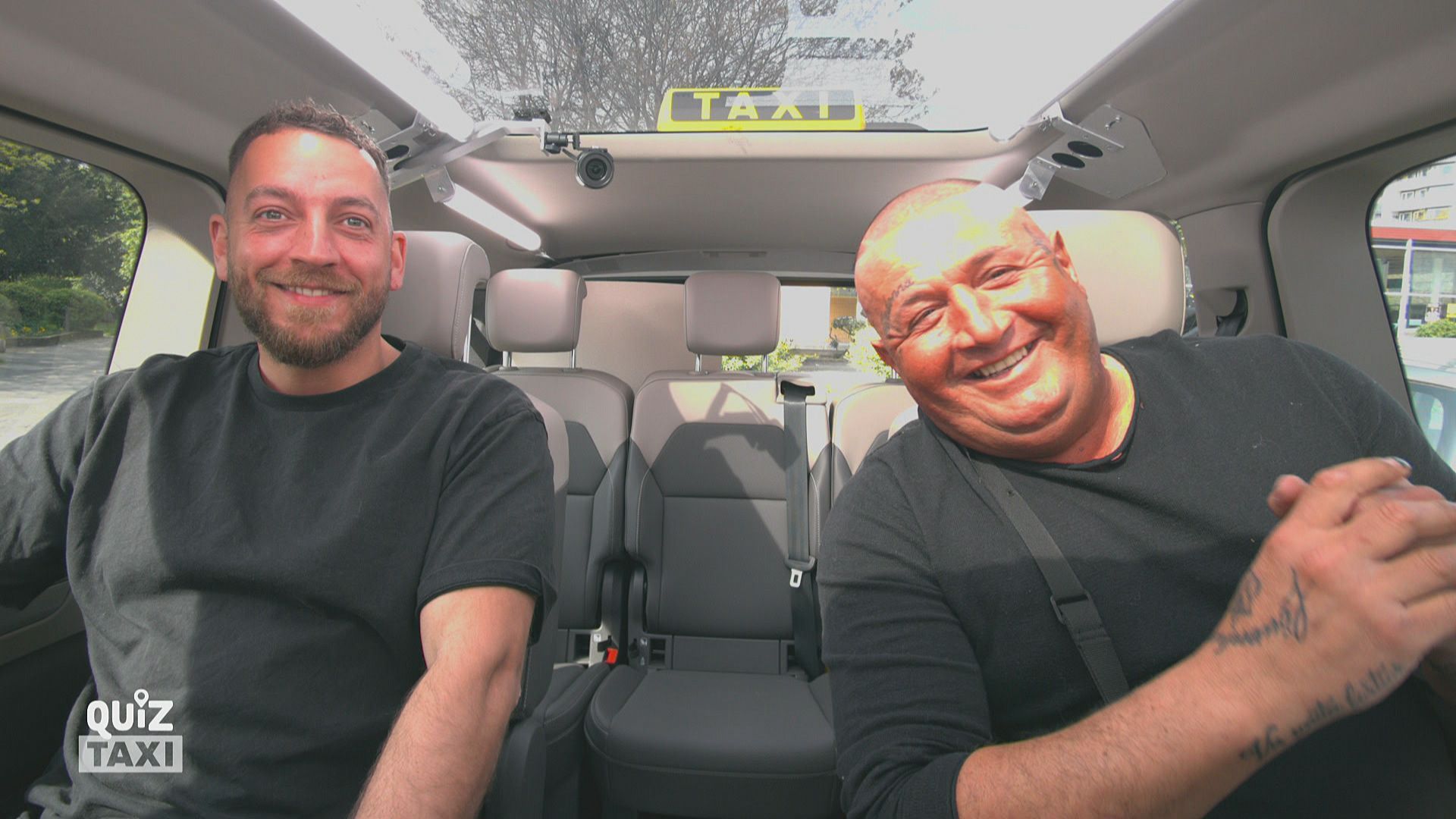 Die Rikscha-Fahrer David und Enzo haben richtig Spaß im Quiz Taxi