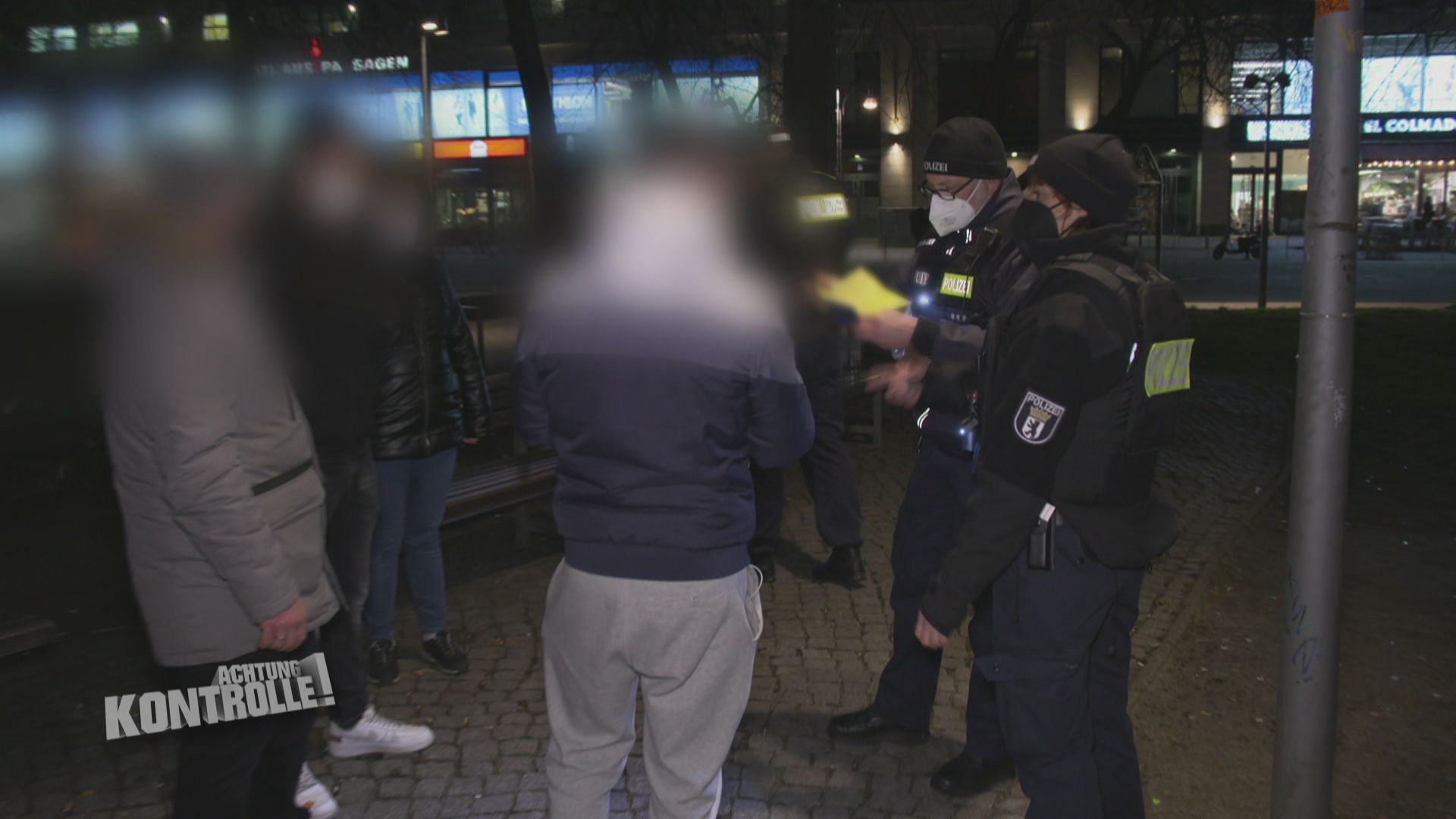 Polizei Berlin Alexanderplatz: Alkohol in der Grünanlage