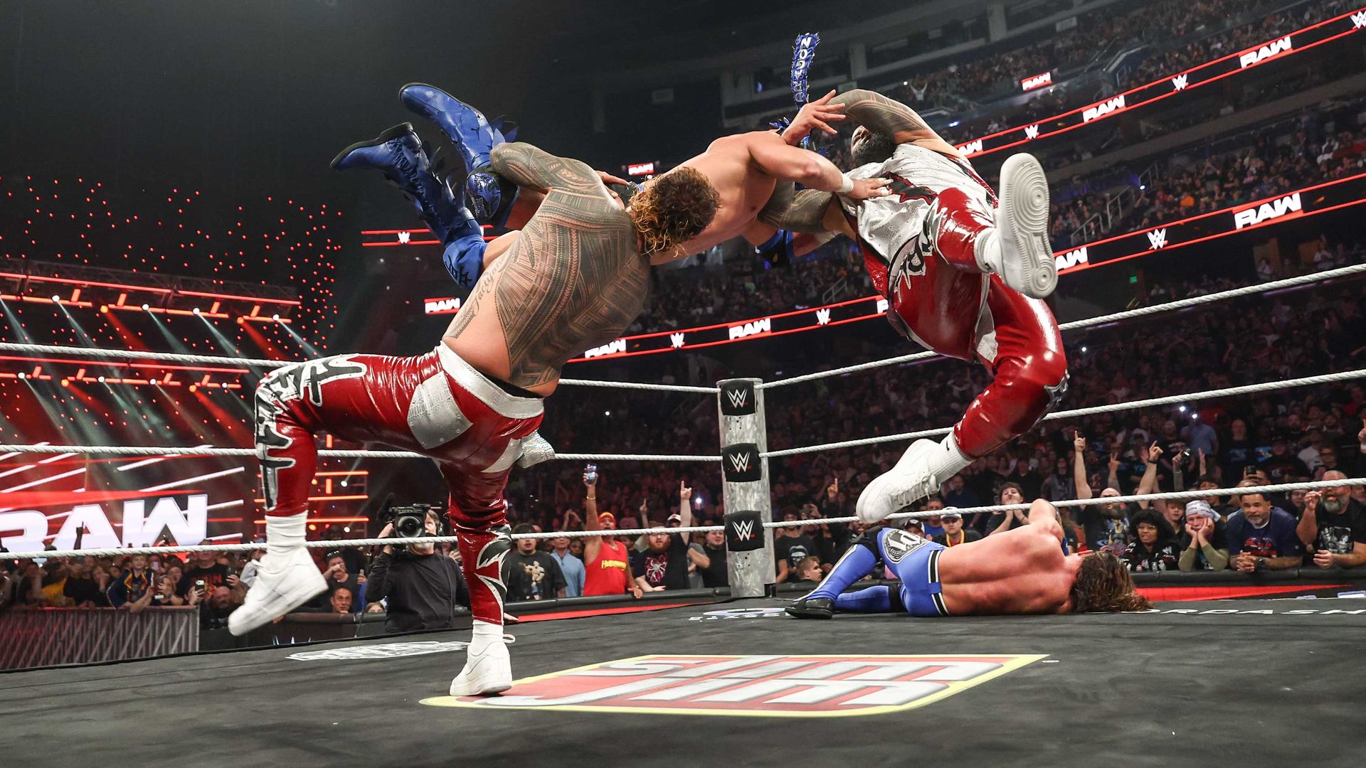 The Usos gegen AJ Styles und Dragon Lee in spektakulärem Tag Team Match