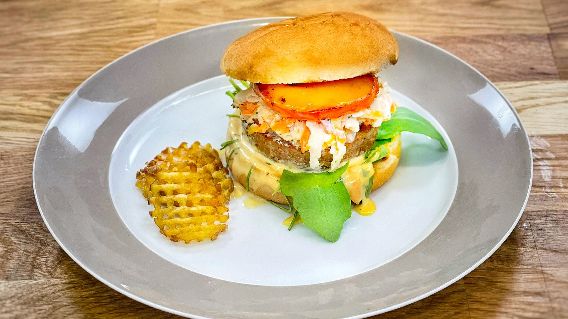 Burger mit Rohkostsalat und Riffel-Kartoffel