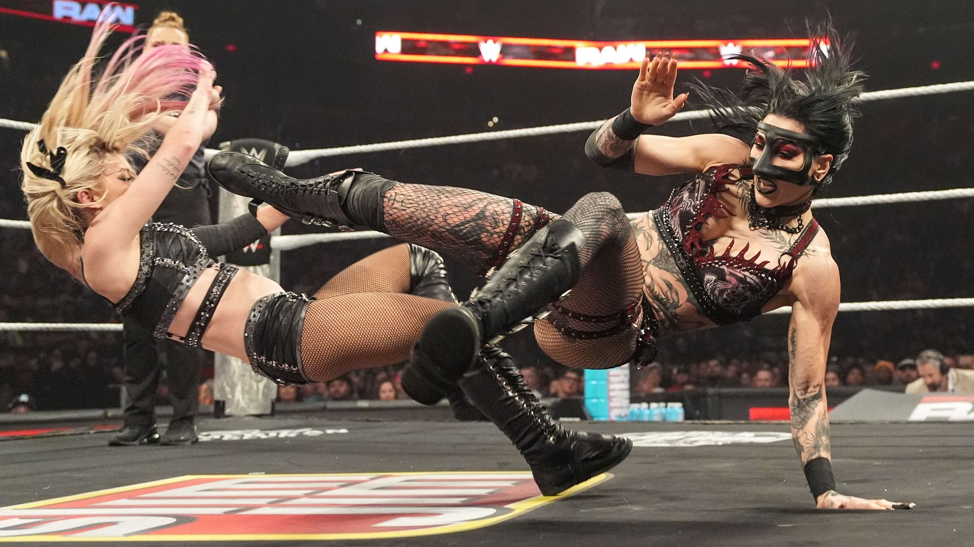 Rhea Ripley, IYO SKY, Alexa Bliss und Charlotte Flair rasten aus im Ring